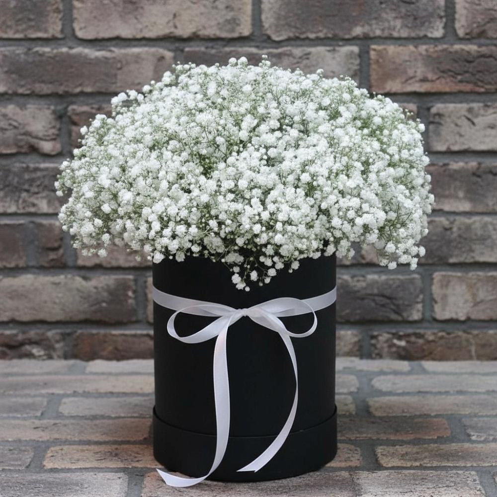 Цветочная композиция из Гипсофила в шляпной коробке в Рудне Смоленской области