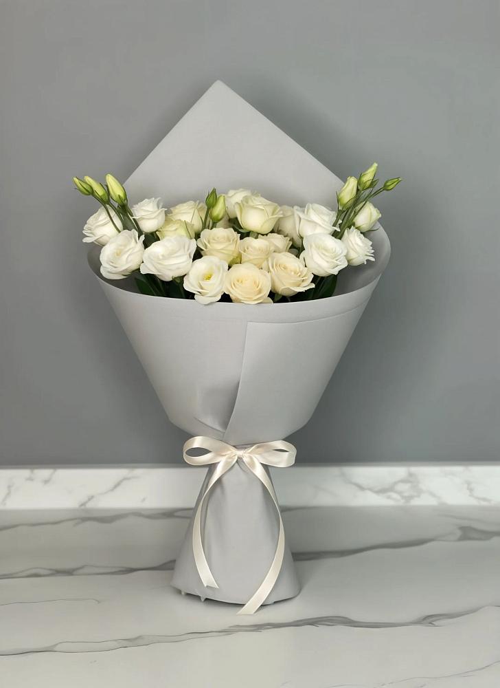 Букет цветов из: Розы и Лизиантусы в Рудне Смоленской области