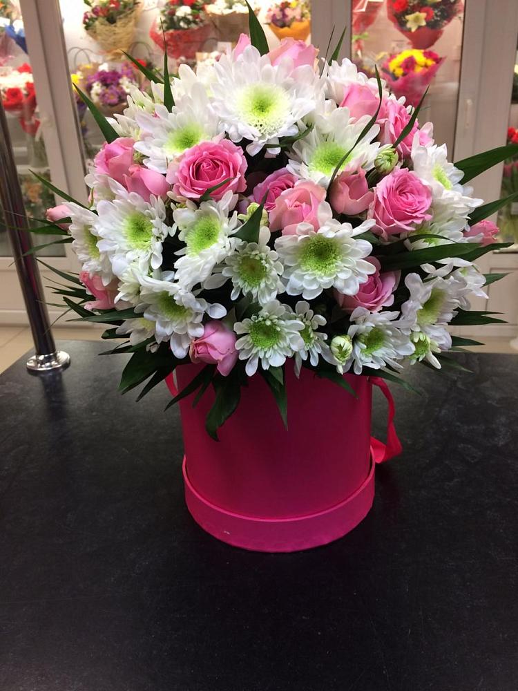 Цветочная композиция из Розы и Хризантемы в шляпной коробке в Рудне Смоленской области