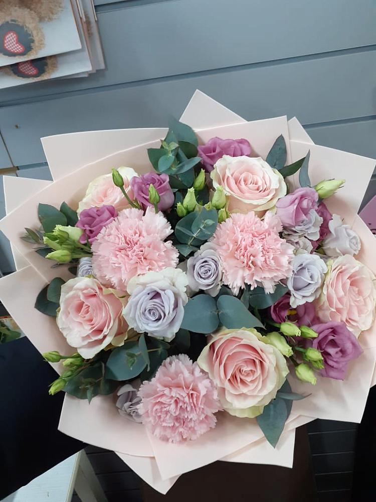 Букет цветов из: Розы, Гвоздики и Лизиантусы в Рудне Смоленской области