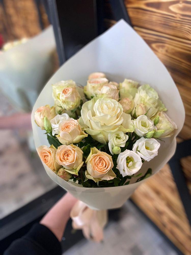 Букет цветов из: Розы и Лизиантусы в Рудне Смоленской области